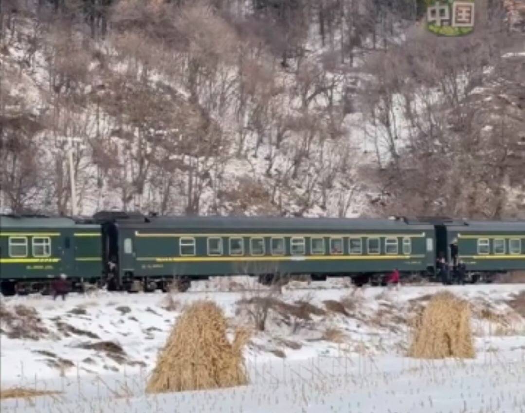 冰雪中等待的绿皮车：温暖人心的中国温度！