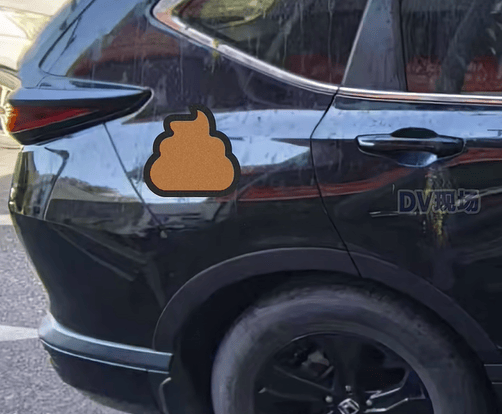 天降粪便！佛山车主等红灯时，一袋粪便从天而降砸中其车…