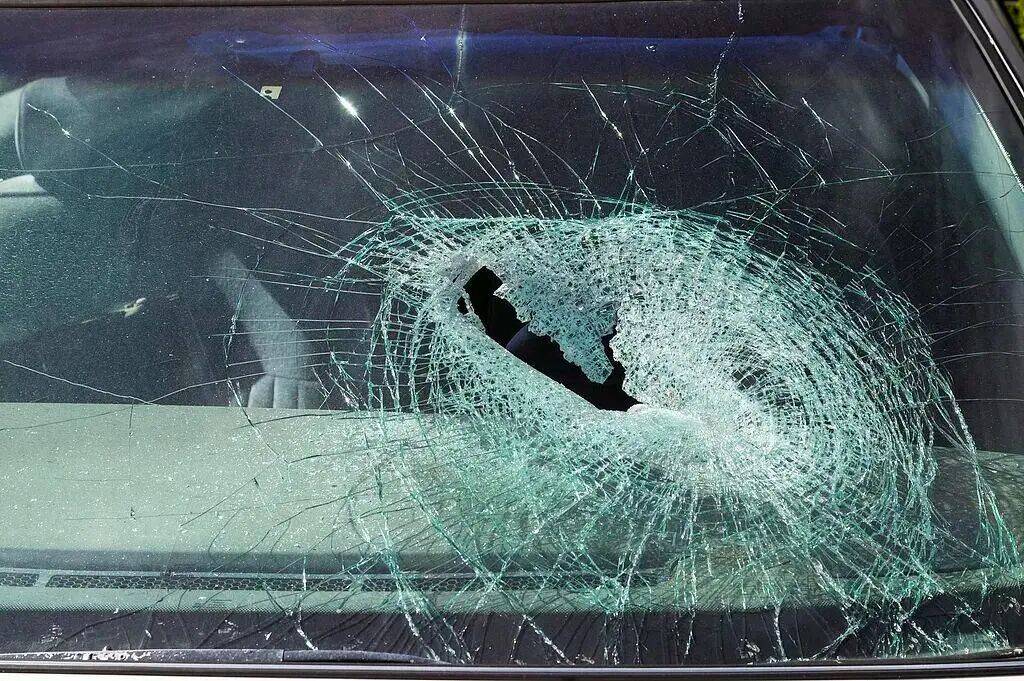 窗户玻璃突然坠落，砸中违停在消防通道上的私家车！车主起诉索赔，法院判了