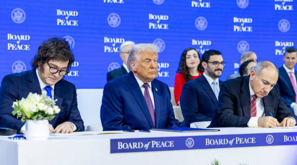 79岁的特朗普生气了，达沃斯后，狂发80条帖子…