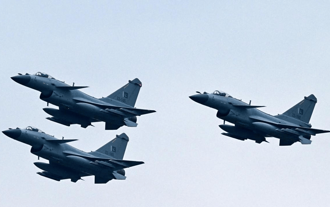 歼10CE又给中国长脸！印媒罕见承认：阵风确实被击落，但不是4架