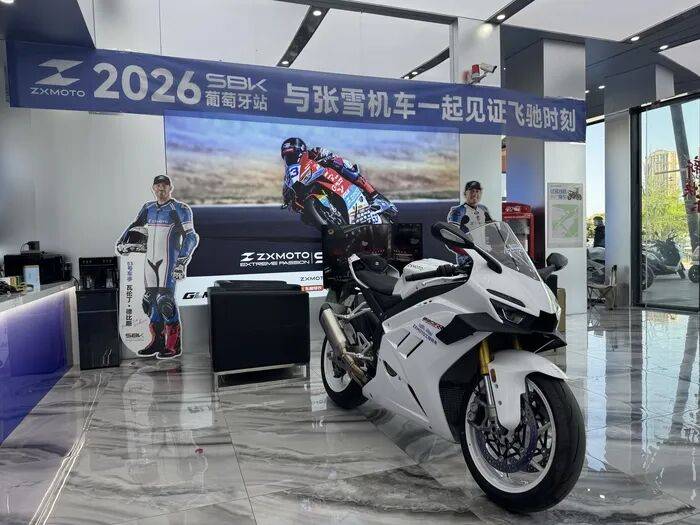 张雪机车WSBK双冠后销量激增,记者走访线下门店,市民争相询问“冠军车”