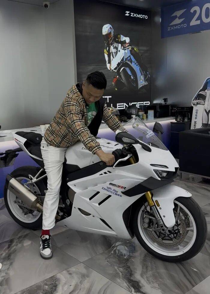 张雪机车WSBK双冠后销量激增,记者走访线下门店,市民争相询问“冠军车”